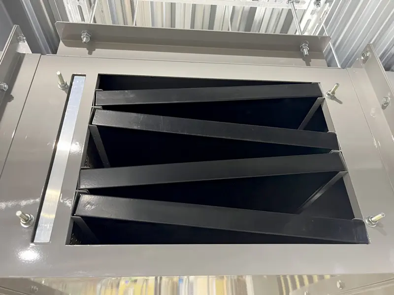 ダクト中間に設置された脱臭フィルターKCF-10FL
